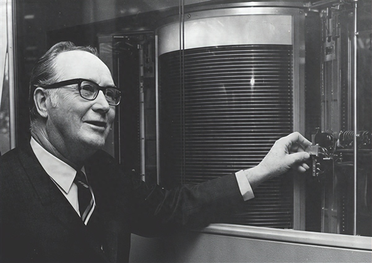 69年前 IBM发明第一块硬盘！容量只有3.75MB 但重达1吨