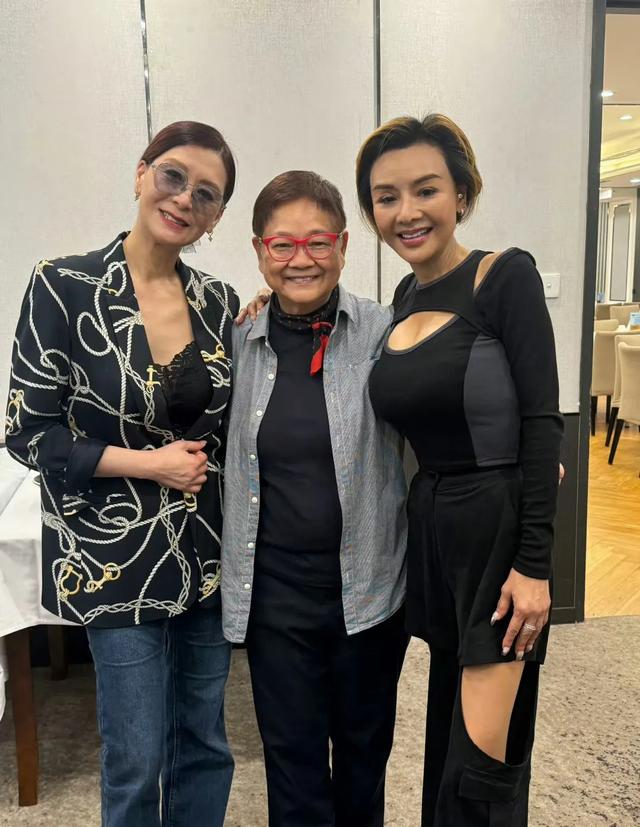 57岁叶子楣与72岁曾志伟等同框,身材火辣依旧,但脸部状态引热议