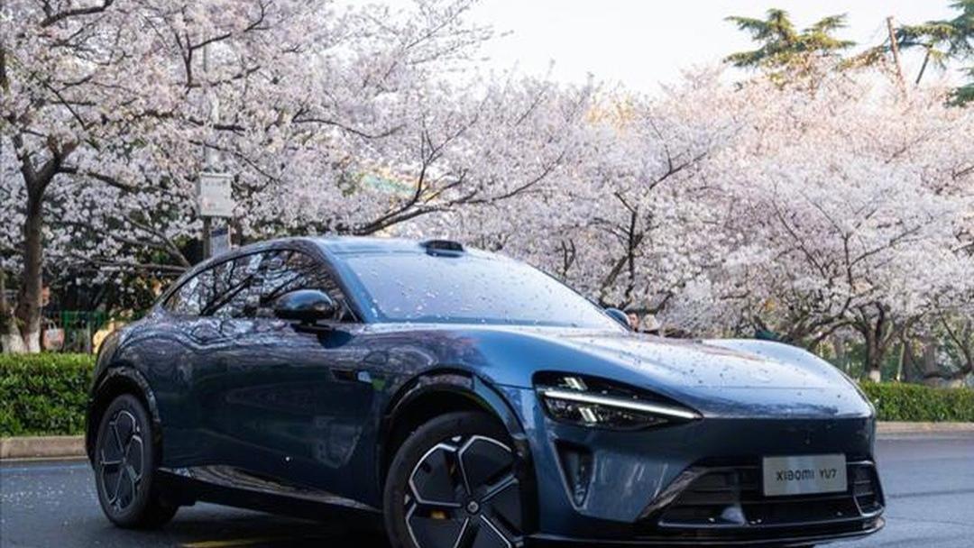 雷军展示小米YU7新车合影，全新轮辋造型曝光，三层镀银天幕或成亮点