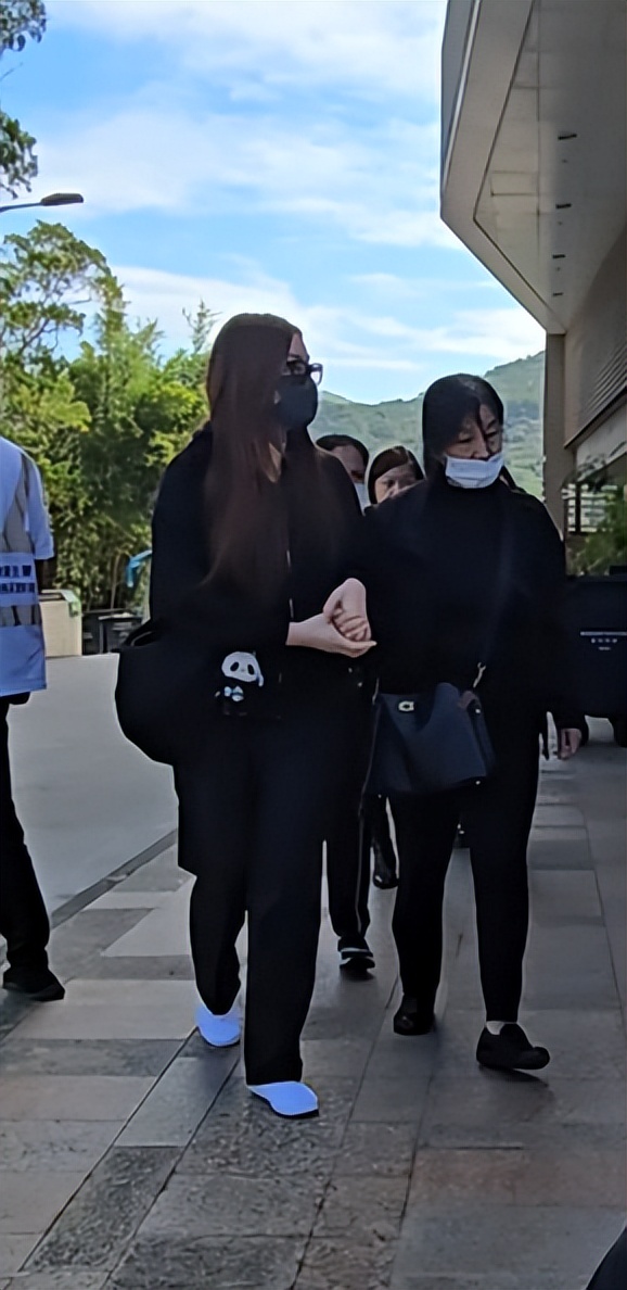 马国明父亲出殡！他手捧遗照神情哀伤，妻子汤洛雯陪伴左右