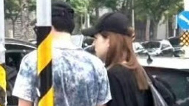 40岁许玮甯怀孕近照曝光，和丈夫甜蜜逛街，孕初期身材依然纤细