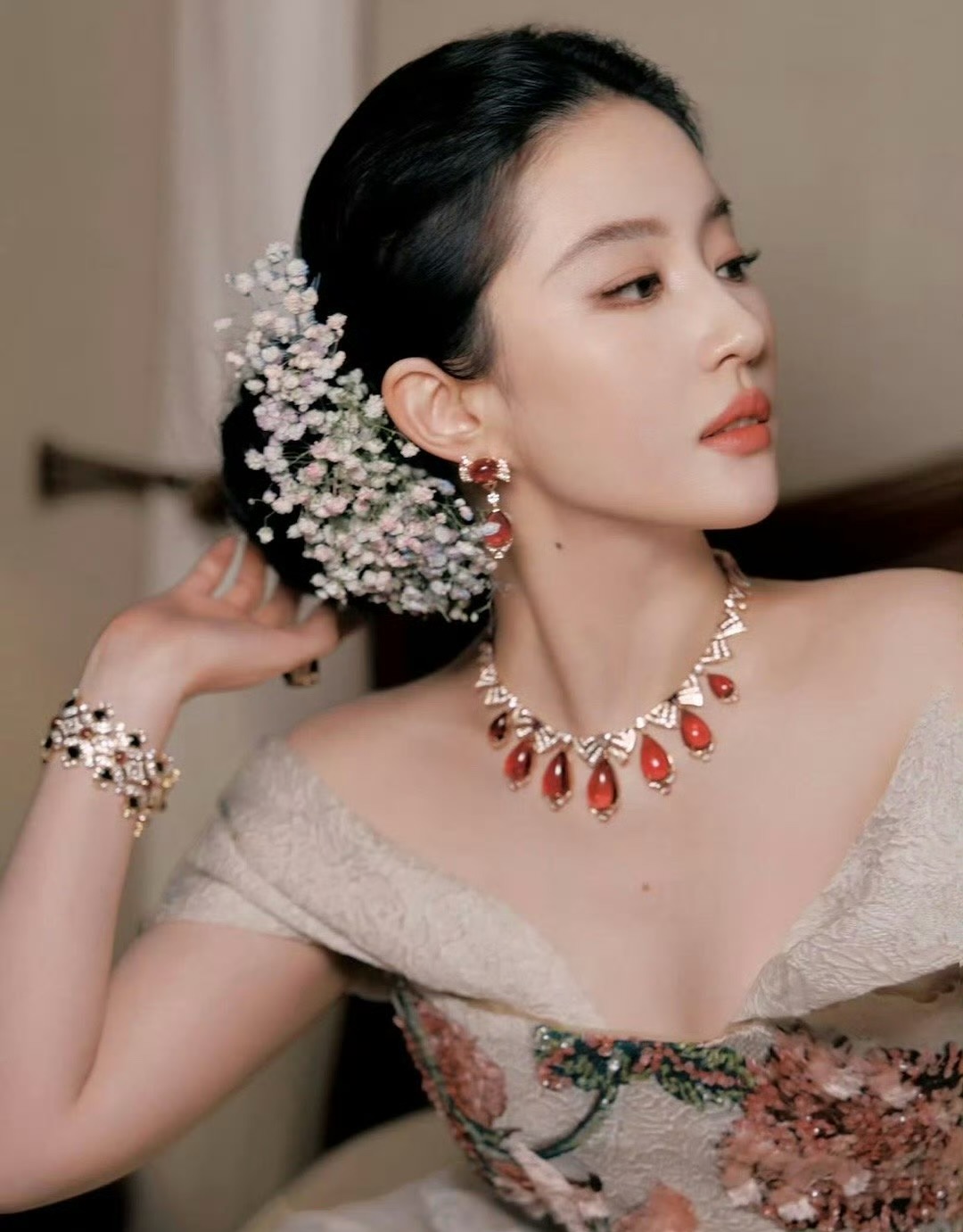 VOGUE这晚，江湖地位、人情世故，在没换礼服的刘亦菲身上体现了