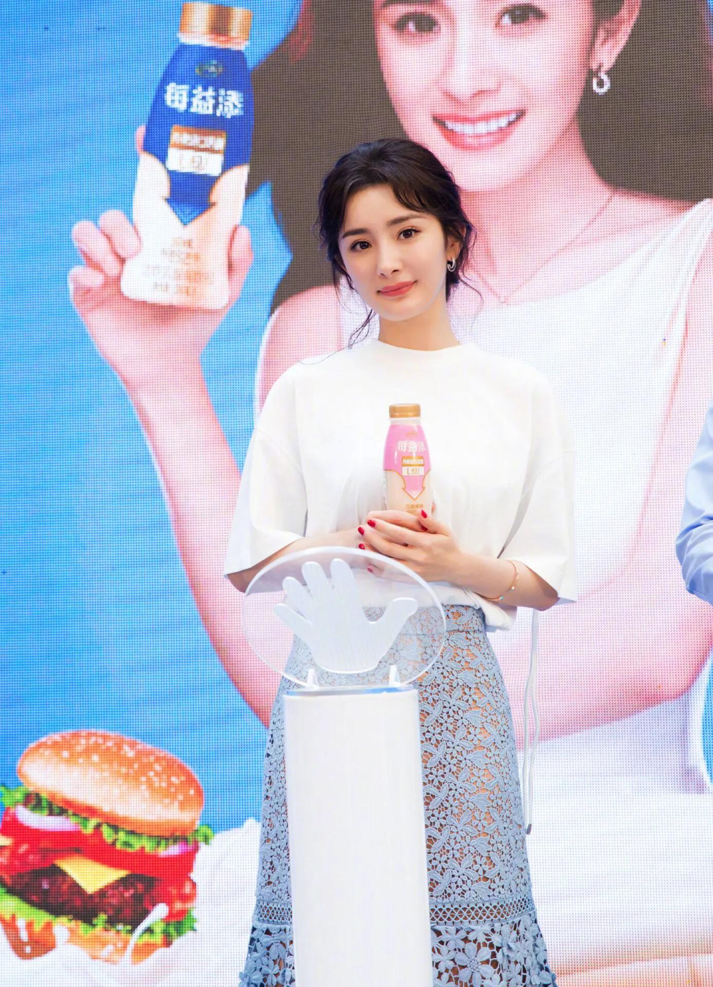 杨幂一件普通白色T恤，搭配灰色裙子出席活动，身材那叫一个凸显