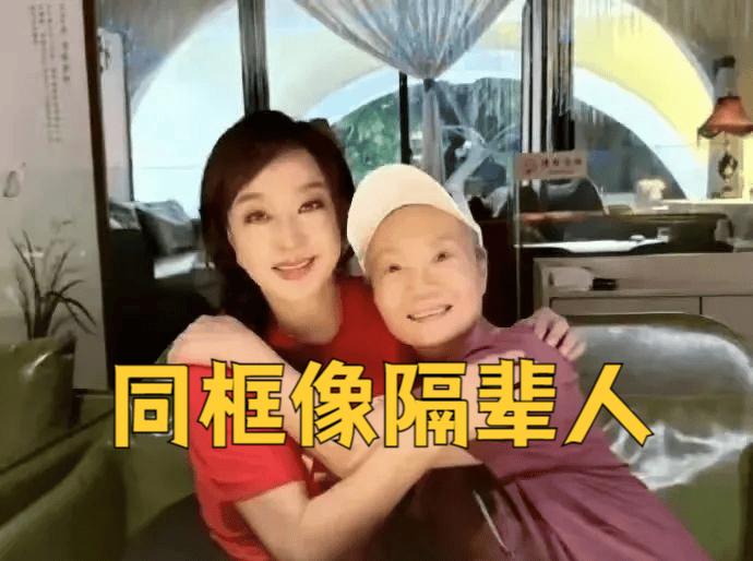 刘晓庆和老同学聚会，穿红短袖扎麻花辫和同学同框像隔辈人！