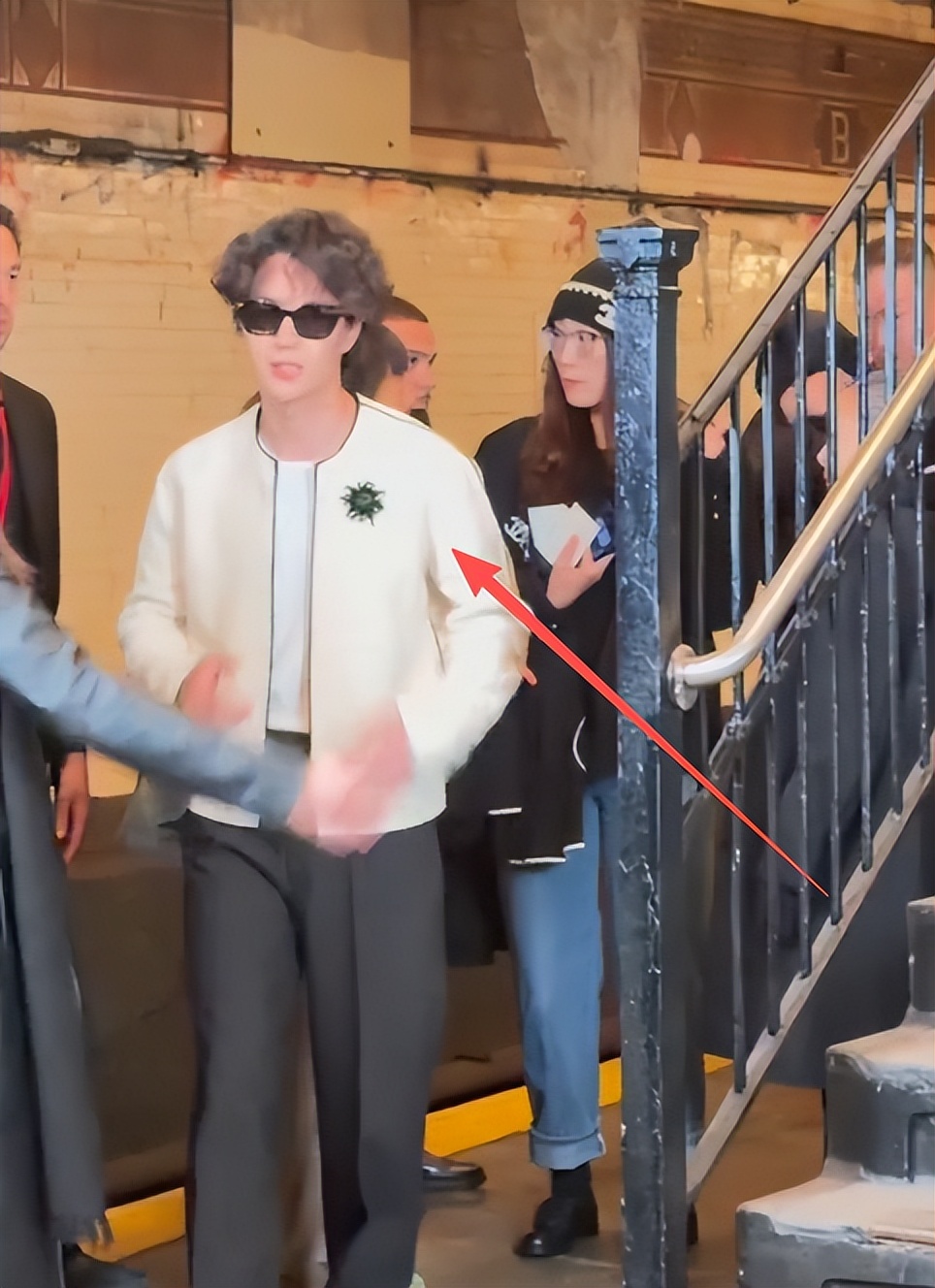 香奈儿大秀，辛芷蕾咖位暴露和王一博热聊，权志龙狗啃油头超抢镜