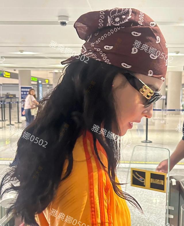 机场遇到张柏芝本人漂亮性格还好,离开时还鞠躬跟粉丝告别很宠粉