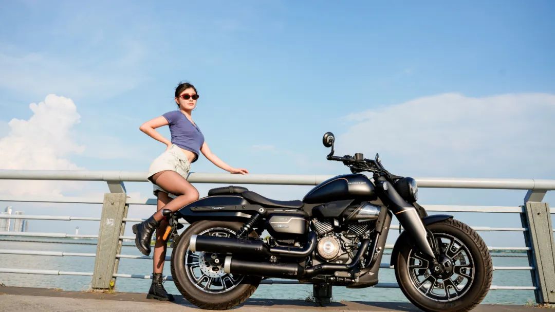 女骑出街,最新搭档:闪400,要好骑也要颜值