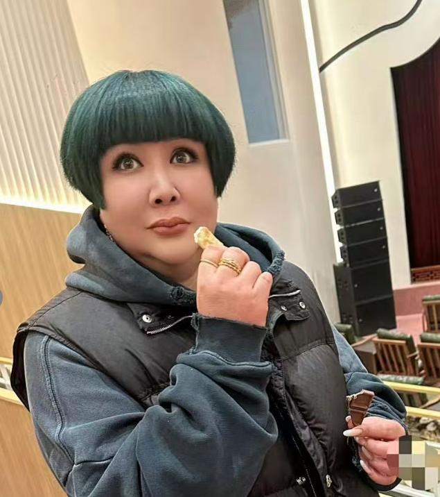 上海德云社将开业！老板娘王惠视察好排场，染绿发化浓妆穿破洞裤