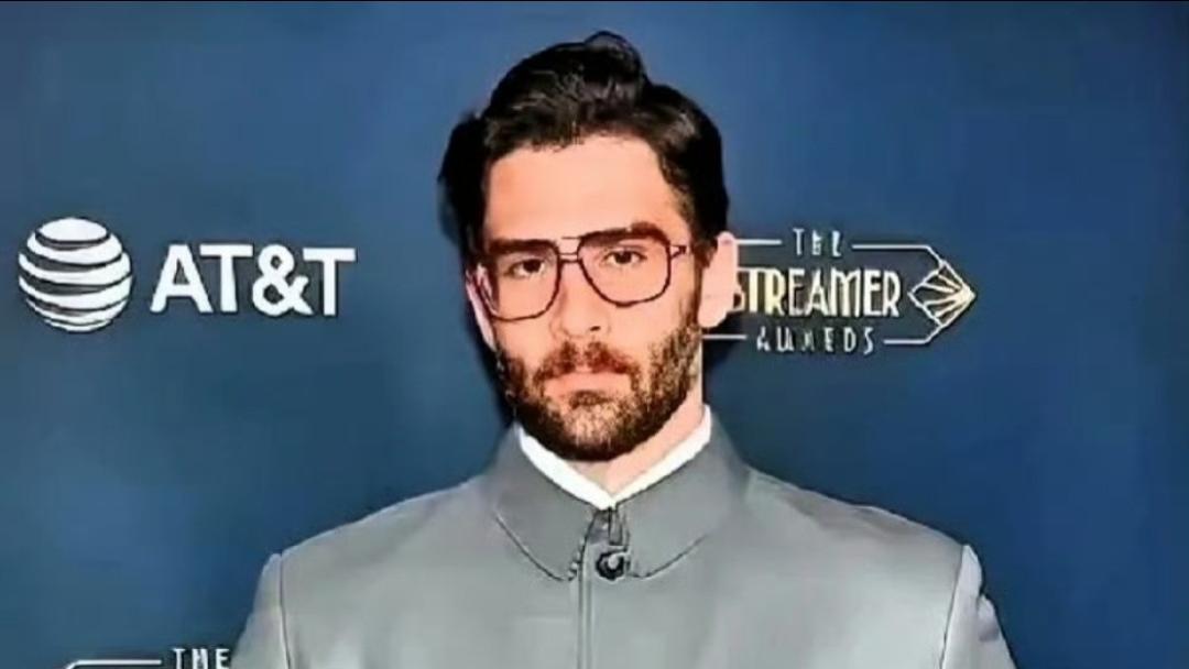 华裔女主持阴阳怪气中山装，遭外网博主回怼，编剧汪海林怒斥丢人