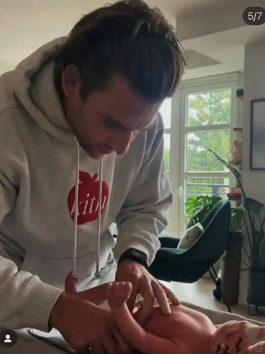 谢婷婷一家圣诞外出！小7岁男友拿奶瓶喂奶，半岁儿子神似谢霆锋