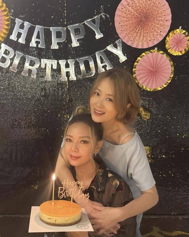 姐妹情深!“七魔女”组团为钟丽淇庆生,佘诗曼忙工作仍坚持到场