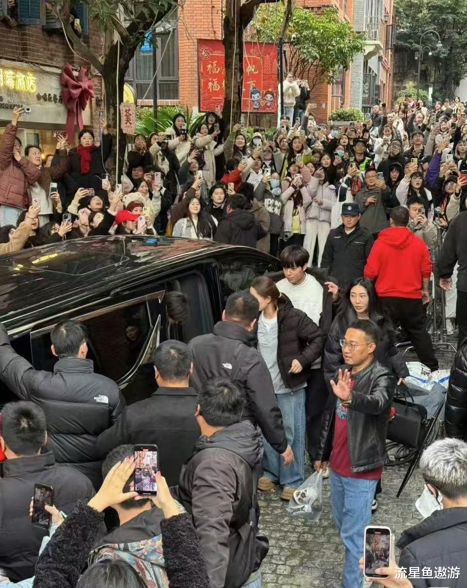 赵丽颖福州拍戏引围观:是盛况还是闹剧?