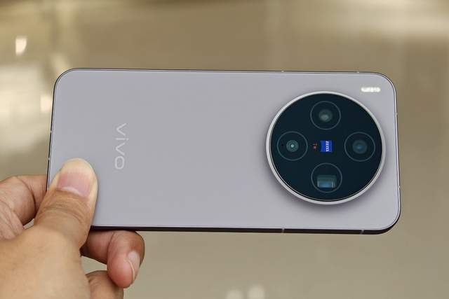 都是標準版，vivo X300、小米17對比，哪款機型更值得買？