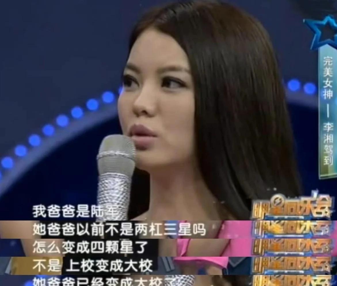 李湘回湖南娘家!父母住大别墅,客厅堆满鲜花,她却不敢露全脸