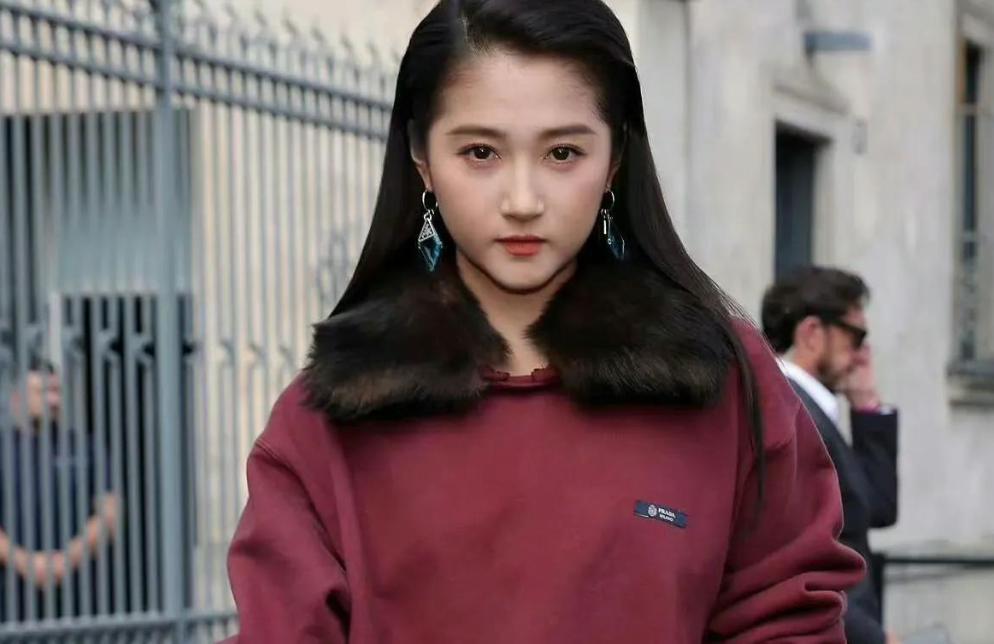 这一次,风光亮相米兰时装周的关晓彤,彻底撕碎了鹿晗最后的体面