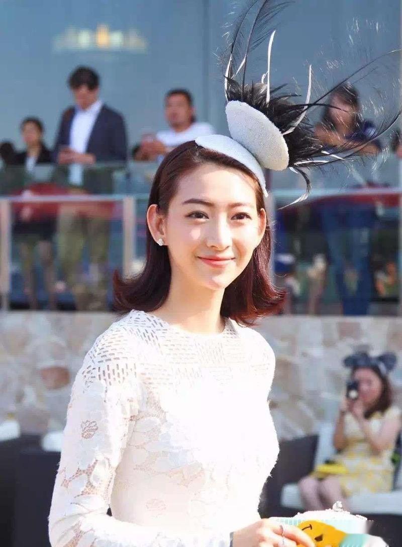 她是浙江知名主持,嫁富商定居美国,住大别墅生活奢华,5年生3娃