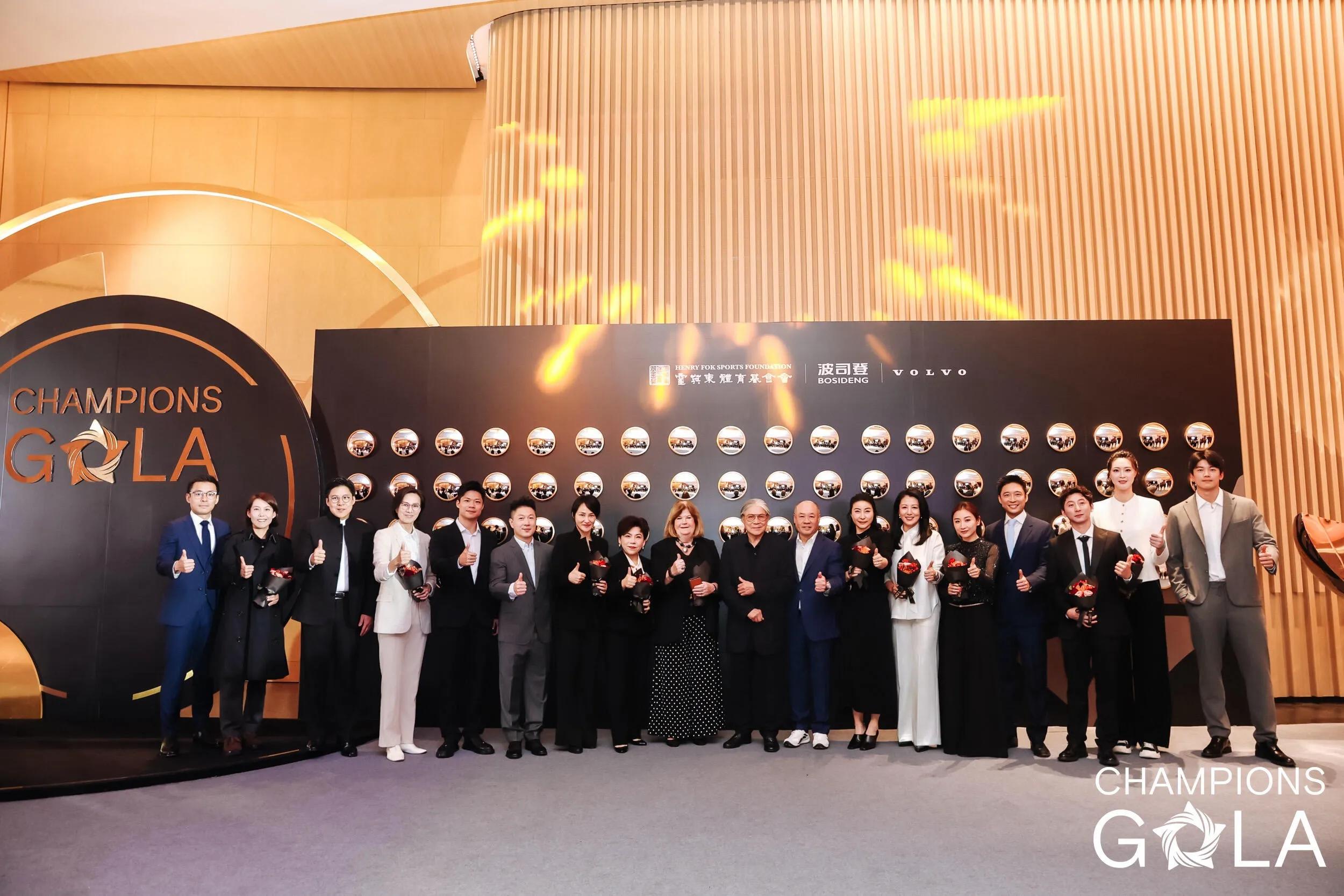 偶遇郭晶晶霍启刚结束工作出行，夫妇二人穿黑色情侣装，时髦有范