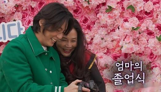 韩国男星母亲58岁中学毕业，当初辍学独自养家，44年后终完成梦想