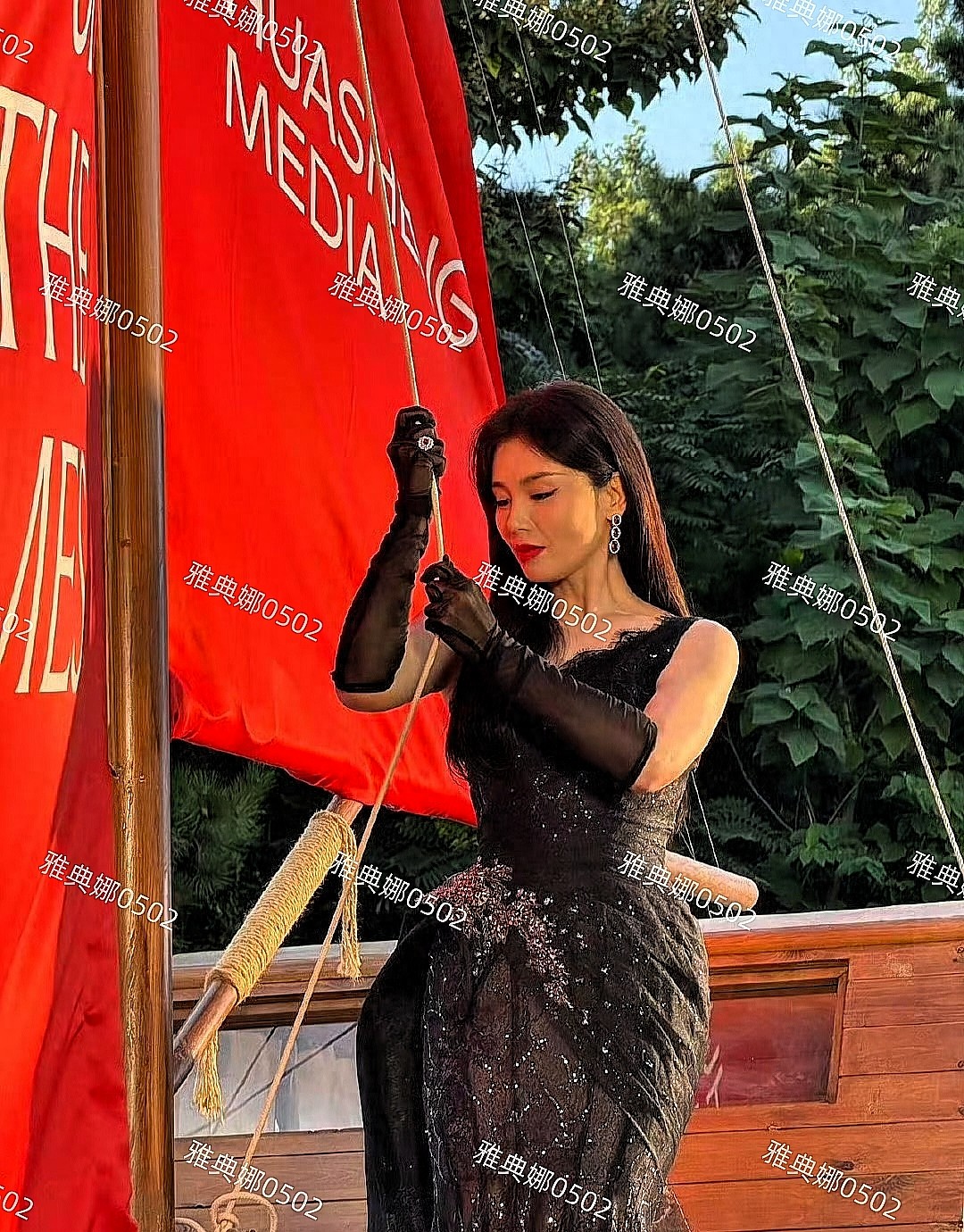 刘涛是娱乐圈最需要美白滤镜的女明星之一，纯生图又黑又瘦又显老