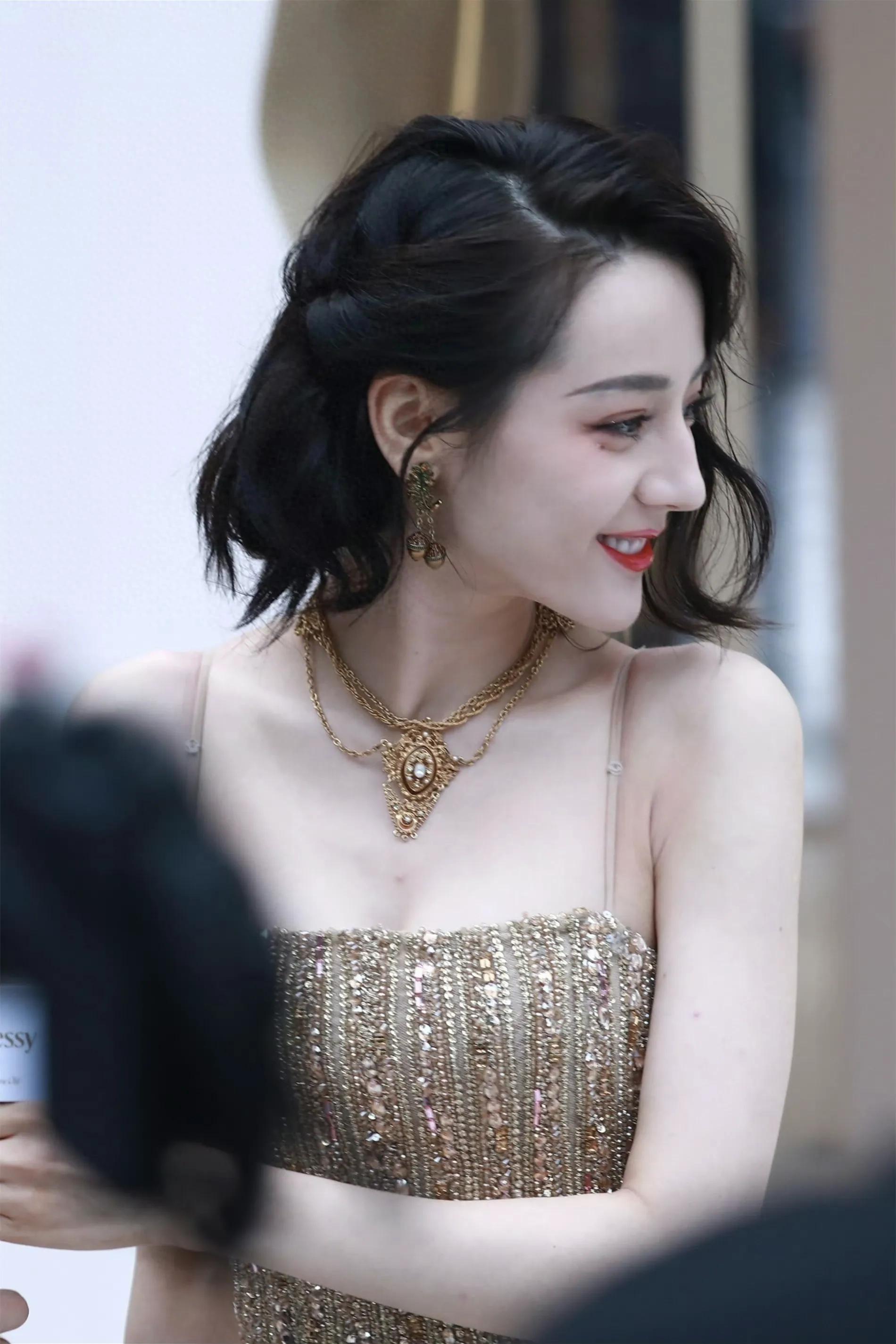 迪丽热巴，短发金色吊带裙，眼窝的美人痣真好看