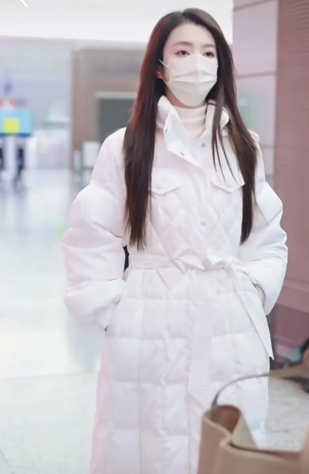李云霄穿长款白色羽绒服漂亮又优雅