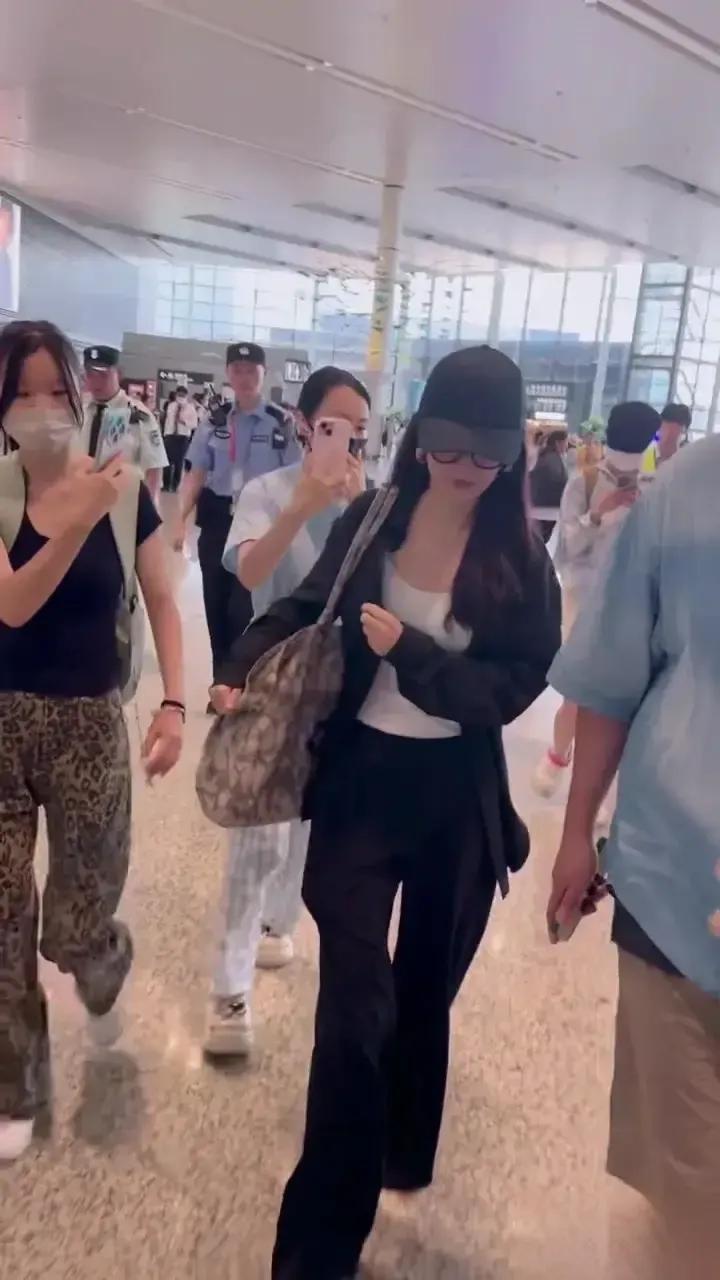 李沁北京机场路透,黑衬衫叠穿白背心,慵懒又时尚