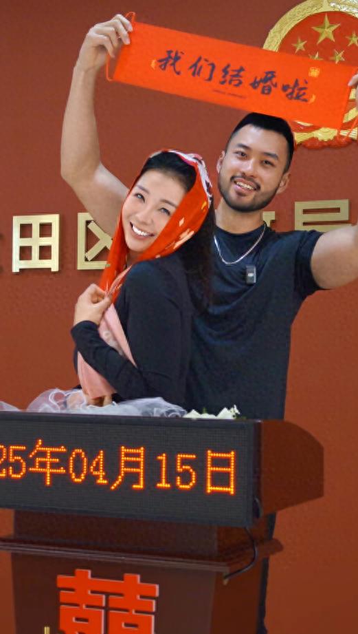 央视主持人官宣领证并怀孕,丈夫是圆脸络腮胡男子,粉丝直呼反对