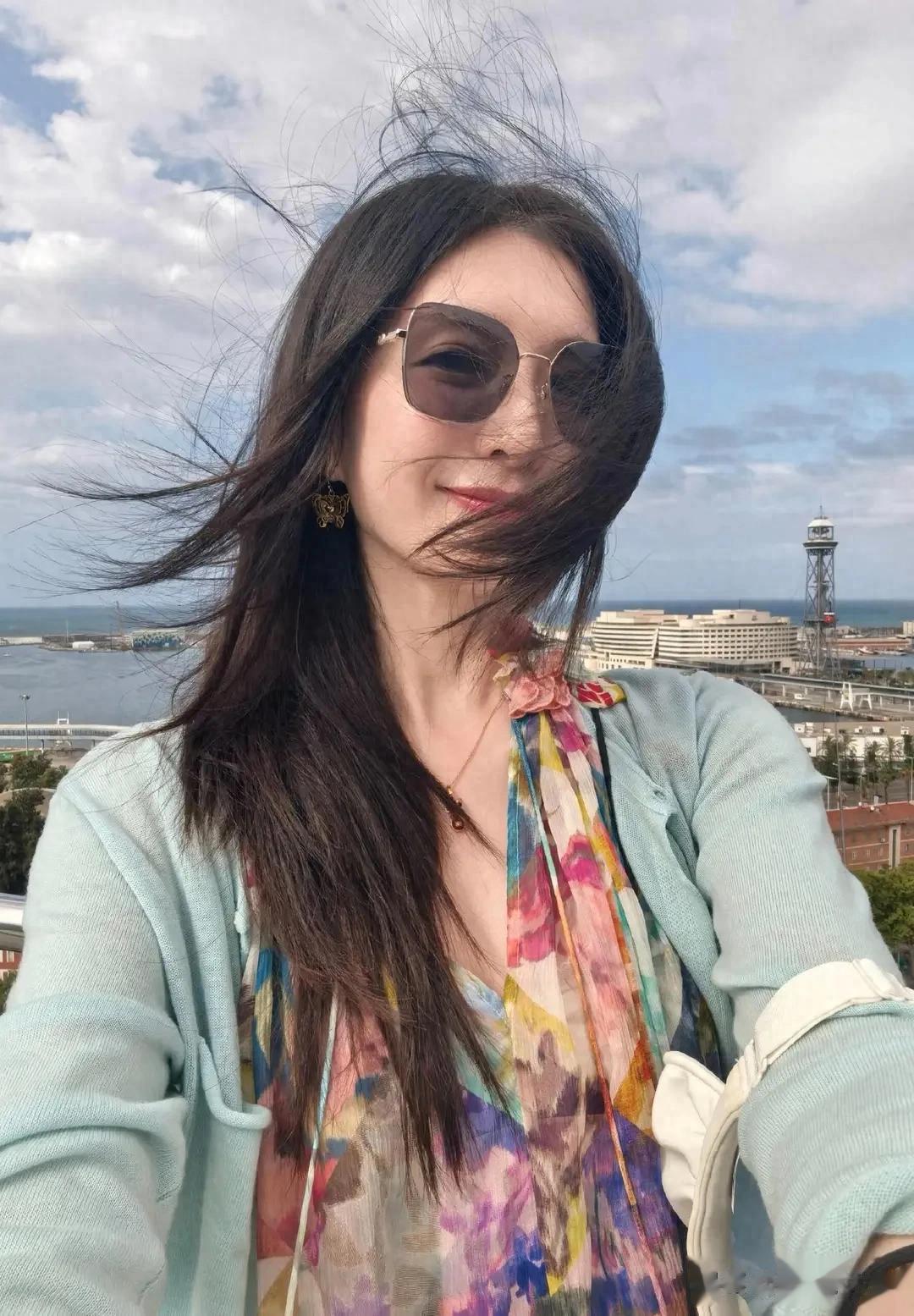 江疏影分享欧洲旅行碎片，穿绿色针织衫搭配蓝色牛仔裤又美又瘦