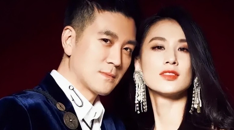 昔日金童玉女商场“偶遇”藏玄机！杨子发旧照求复合，黄圣依潇洒不回头