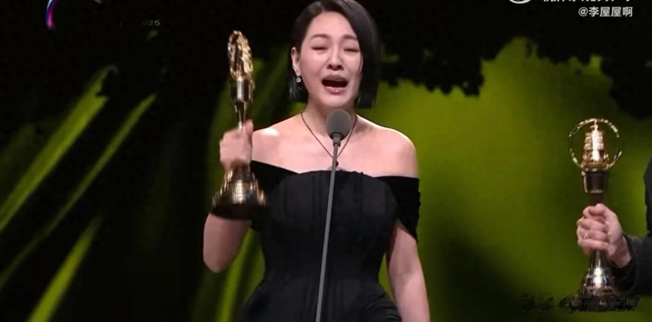 小S穿黑色抹胸裙又白又瘦，姐姐去世8个月第一次公开露面，美爆了