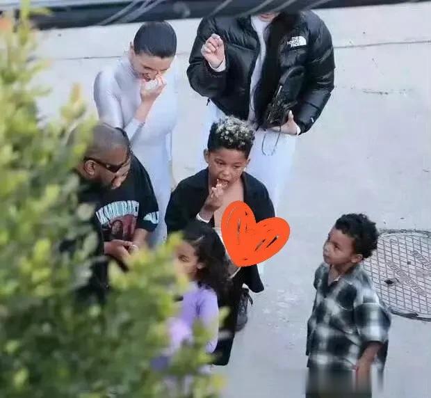 侃爷和老婆比安卡终于穿的稍微正常点了,但孩子的衣品却成了亮点