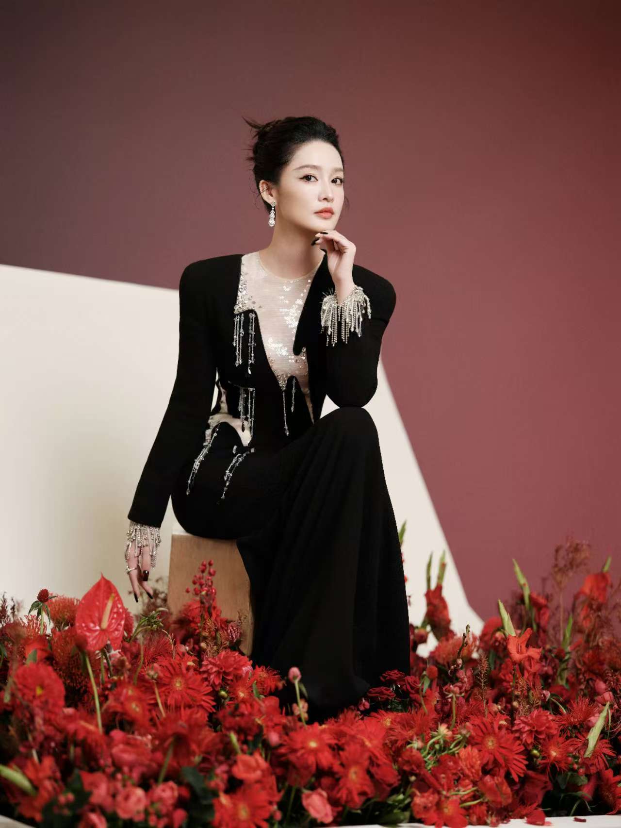 【暗夜流光，红色花海映衬锁骨间的锋芒】——李沁