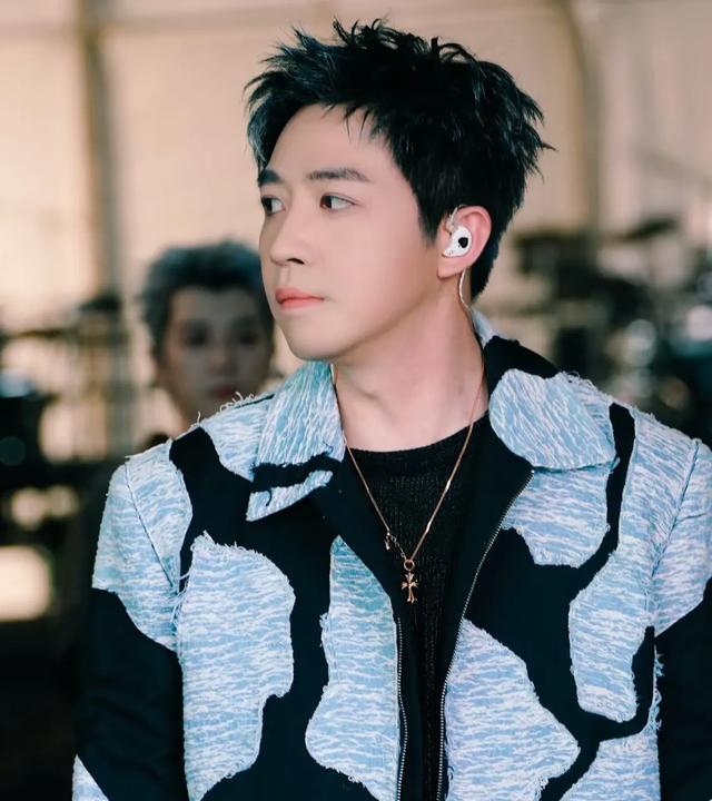 俞灏明首个音乐节王栎鑫登台助唱，借他话筒和耳返，兄弟情太感人