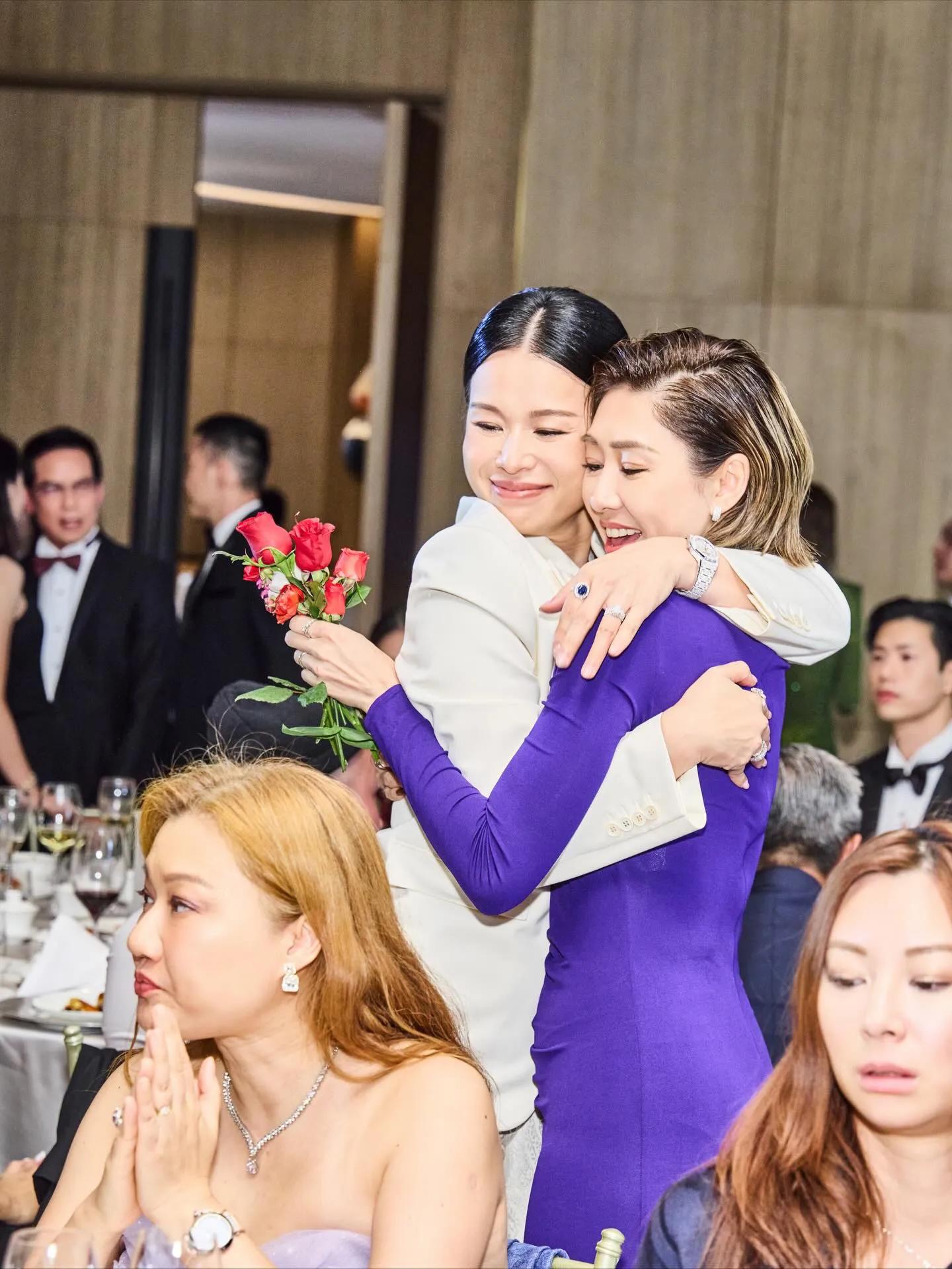 胡杏儿结婚十周年晚宴，仨儿子穿西装出席好帅，一家五口颜值养眼