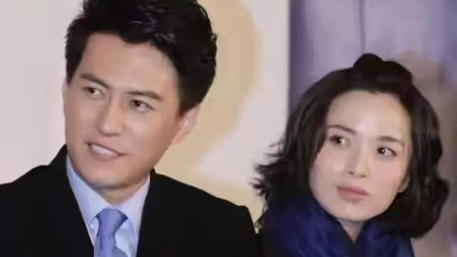 靳东妻子生日近照，48岁李佳素颜眼角皱纹明显，头顶白发很真实