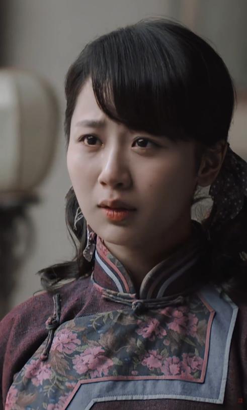 杨紫穿红裙出席活动，法令纹明显粉感严重，网友：裹个床单就来了