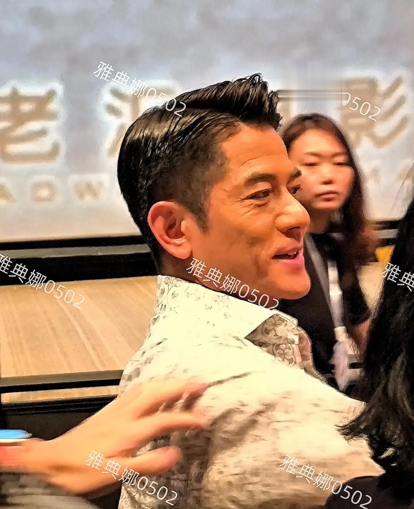 深圳近距离看郭富城并不年轻，路演出意外险被假粉用手机戳中眼睛