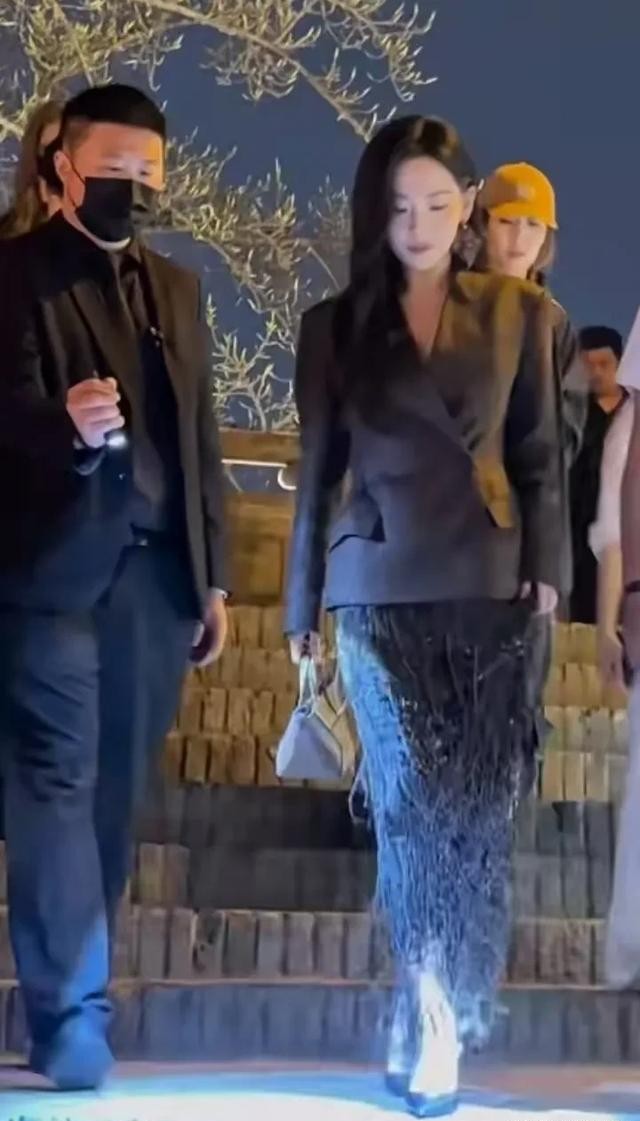 37岁张嘉倪复出首秀变化大！五官轮廓神似刘诗诗，还被质疑丰唇