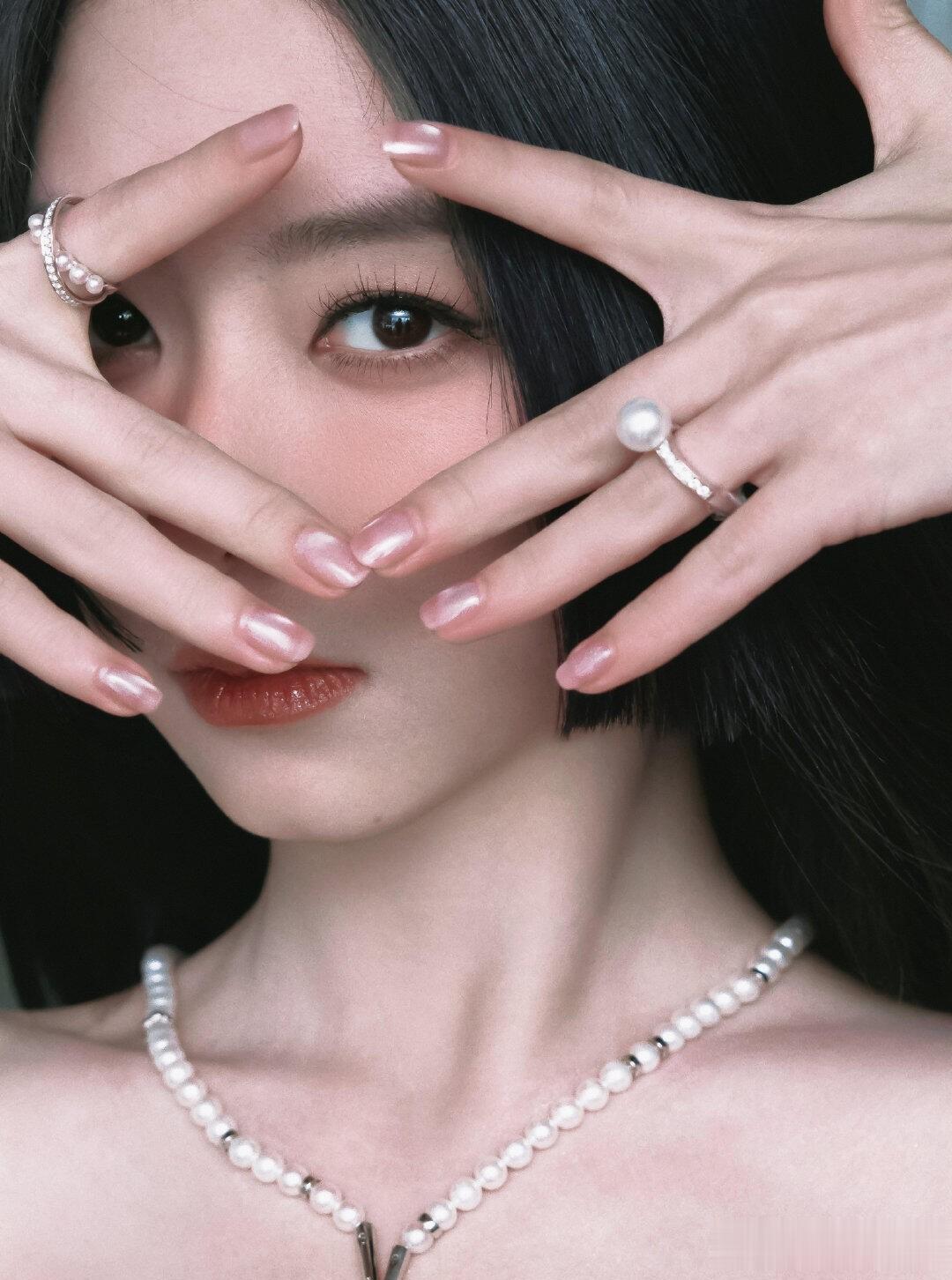 谭松韵出席深圳Wallpaper中文版设计大奖活动，穿黑色抹胸裙好美