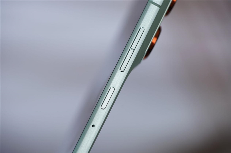 安卓Air首秀！ 聯想moto X70 Air 評測：159g的極致輕薄