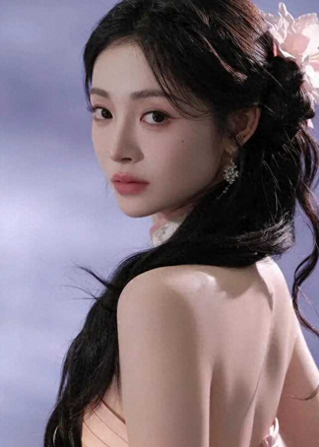 周洁琼颜值封神！百变风格焊在身上的氛围感天花板