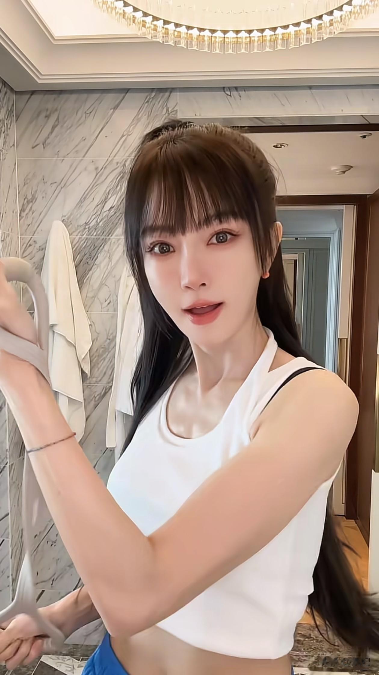 50岁谢金燕最新穿搭:露脐背心+蓝裤子,尽显细腰,头发又长又多