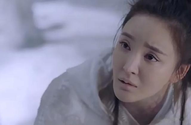 哺乳期走红毯成众矢之的，13年后，她仅用25秒，狠狠打脸内娱