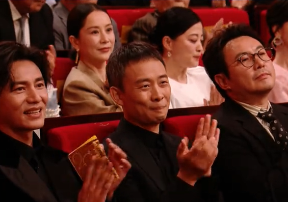 华表奖这晚，座次暴露江湖地位，成龙陈凯歌坐一边，C位雷打不动