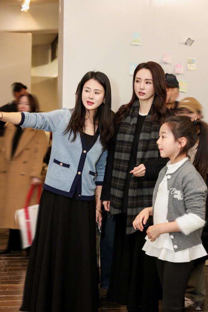 董璇母女与关悦一家同框，小酒窝颜值超高，佟大为三个儿女都像爸