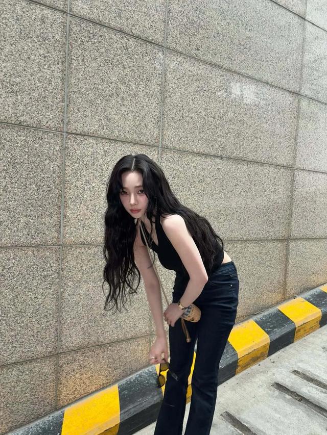 三大韩流女神为Prada站台宣传,Sana甜美,Somi酷飒,柳智敏赢了