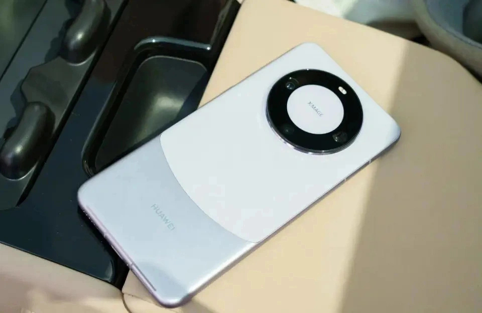 华为Mate60降至“地板价”,麒麟9000S+卫星消息,终于等到了