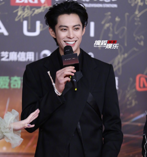 北京这一夜，妖艳四射的杨幂和白鹿，却败给了全裹出镜的65岁迟蓬