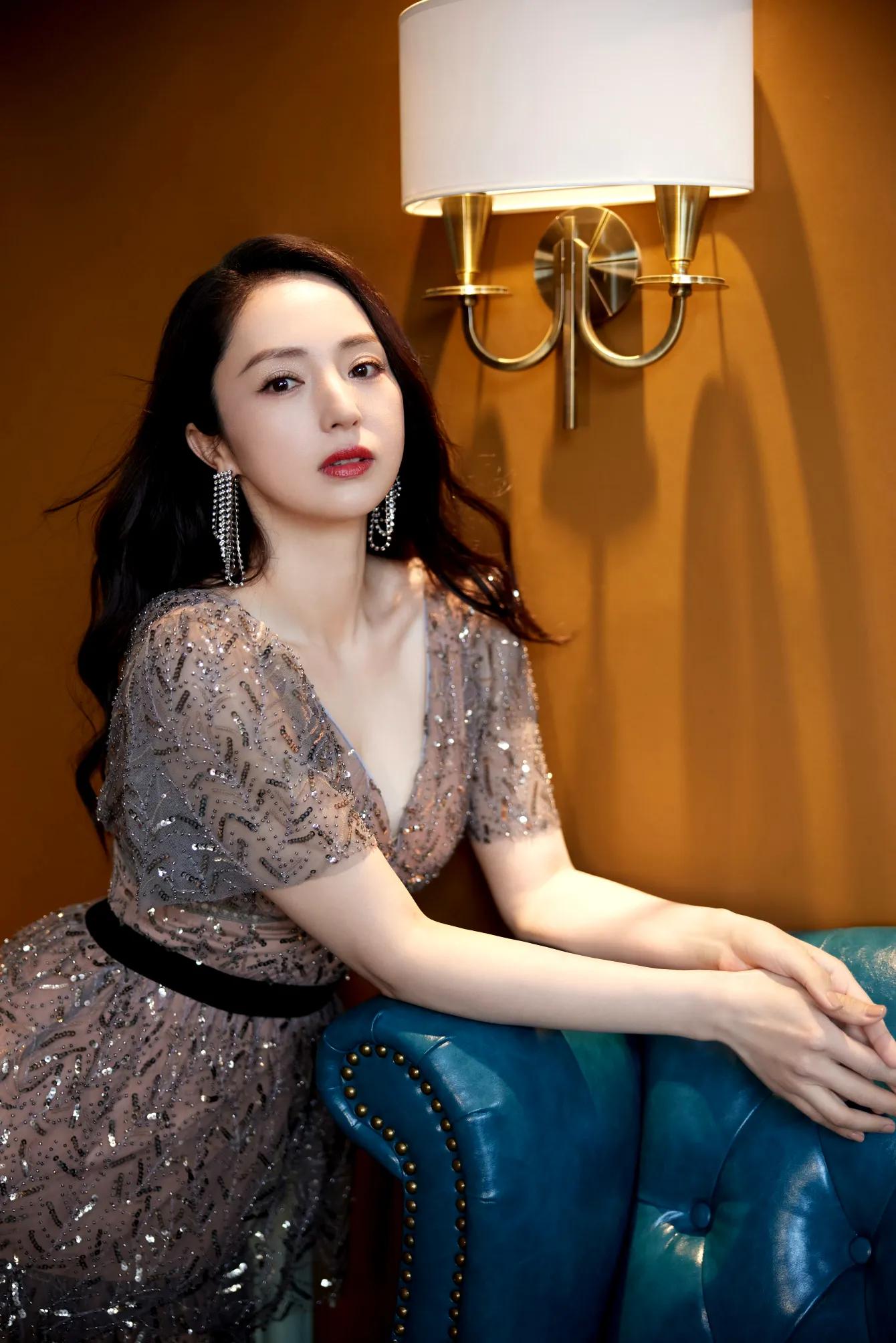 董璇，熟美微透连衣裙，尽显魅力女人气质