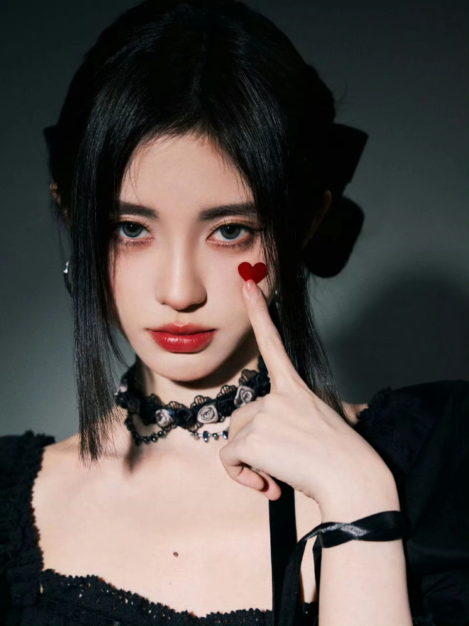 谁准她这么穿？鞠婧祎一身黑美到犯规，好身材藏都藏不住